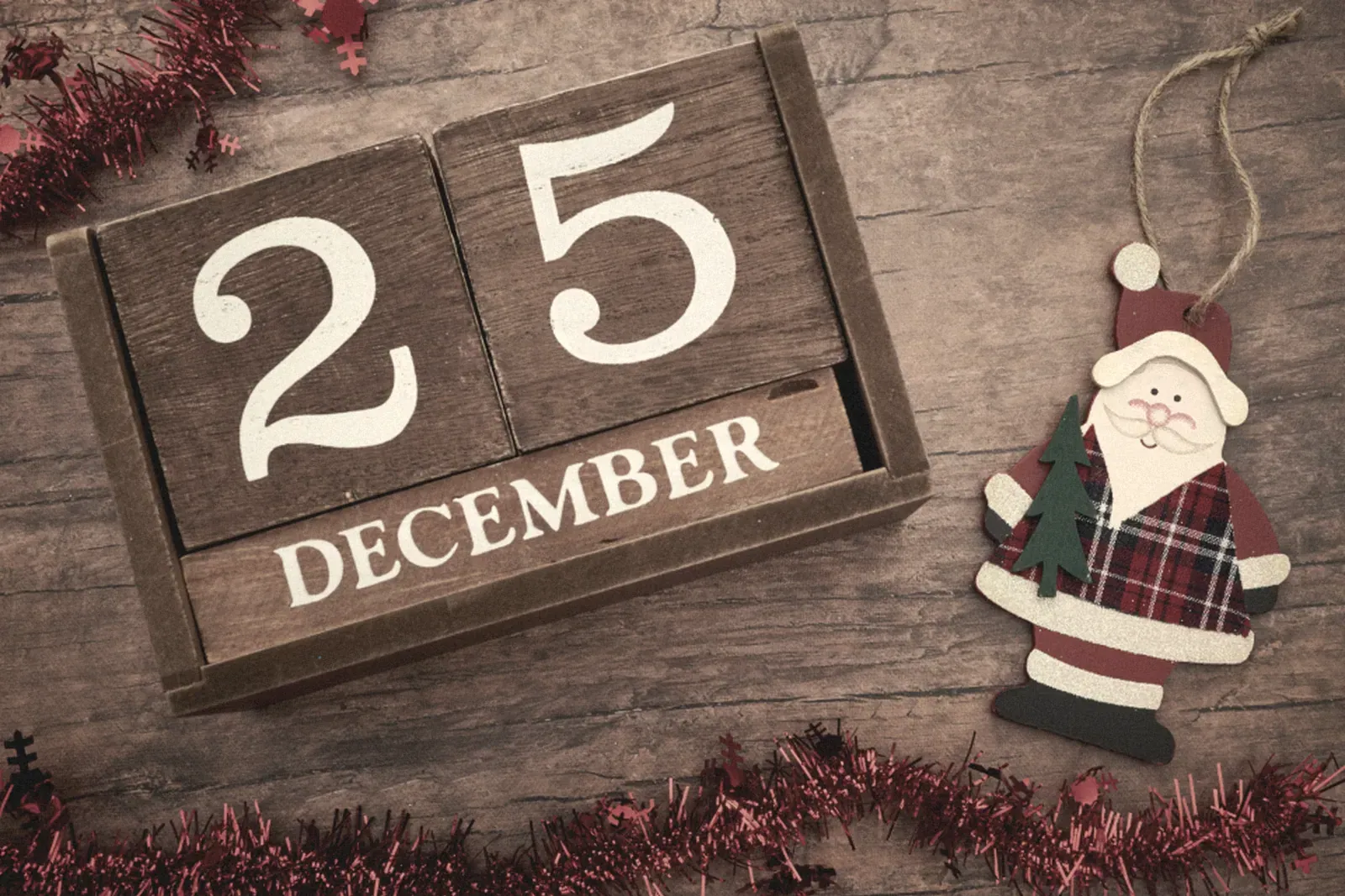 A wooden block calendar showing December 25